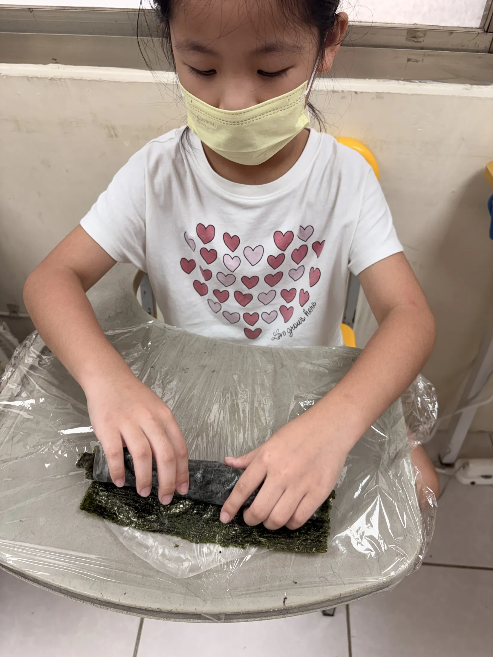 STEAM 美語課，孩子動手捲海苔